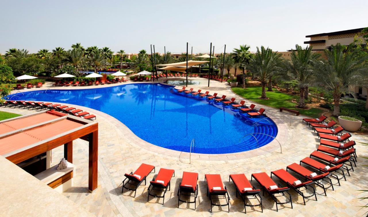 Vogo Abu Dhabi Golf Resort & Spa Formerly The Westin Abu Dhabi Golf Resort & Spa Kültér fotó The swimming pool at the resort